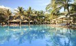 Prijeten hotel se nahaja tik ob dolgi peščeni plaži Diani Beach.