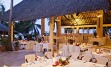 Prijeten hotel se nahaja tik ob dolgi peščeni plaži Diani Beach.
