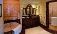 Prestižni hotel se nahaja v središču Madinat Jumeirah, ob svetovno znanem Burj Al Arabu. 