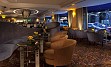 Hotel se nahaja v bližini Rockefeller centra, samo eno ulico od znamenite 5. avenije s svojimi prestižnimi trgovinami.