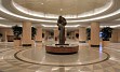 Hotel se nahaja v bližini Rockefeller centra, samo eno ulico od znamenite 5. avenije s svojimi prestižnimi trgovinami.