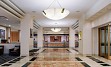 Hotel se nahaja v središču mesta, med Central parkom in Times Squarom. V bližini se nahajajo tudi 5. avenija s prestižnimi trgovinami, Rockefeller center in Broadway.
