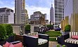 Hotel se nahaja na 44. ulici, ne daleč od Times Squera, Broadwaya, 5. avenije s svojimi razkošnimi trgovinami in Rockefeller centra.