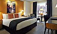 Hotel se nahaja na 44. ulici, ne daleč od Times Squera, Broadwaya, 5. avenije s svojimi razkošnimi trgovinami in Rockefeller centra.