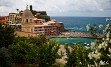 LIGURIJA, z Genovo kot prestolnico in Krištofom Kolumbom kot svojim največjim sinom, je pokrajina, kjer prevladuje morje. Lepa obala – imenovana italijanska Riviera – je zaščitena z gorsko pregrado, ki zagotavlja blage zime in dolgo obdobje rasti. To ji je dalo vzdevek »RIVIERA CVETJA«.