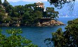 LIGURIJA, z Genovo kot prestolnico in Krištofom Kolumbom kot svojim največjim sinom, je pokrajina, kjer prevladuje morje. Lepa obala – imenovana italijanska Riviera – je zaščitena z gorsko pregrado, ki zagotavlja blage zime in dolgo obdobje rasti. To ji je dalo vzdevek »RIVIERA CVETJA«.