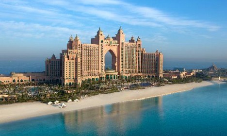 Resort leži na konici znamenite Palm Dubai in je zgrajen po vzoru potopljene Atlantide.