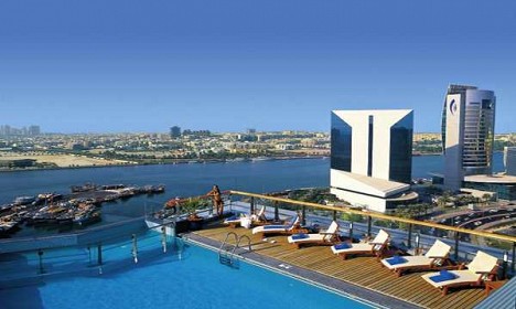 Luksuzni hotel priznane hotelske verige se nahaja na znanem Dubai Creeku, v središču finančnega in poslovnega središča mesta.