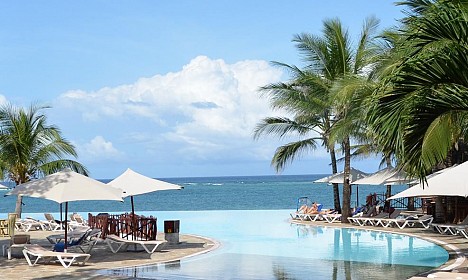 Prijeten hotel se nahaja tik ob dolgi peščeni plaži Diani Beach.