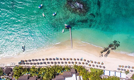 Luksuzen hotel se nahaja na vzhodni obali, ob 2 km dolgi, čudoviti peščeni plaži.