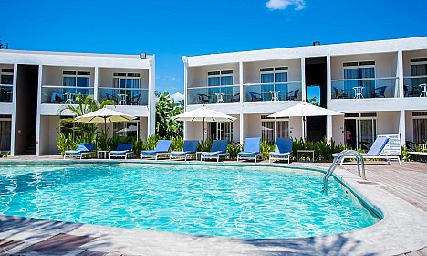 Priljubljen, manjši, družinsko voden hotel se nahaja tik ob morju.