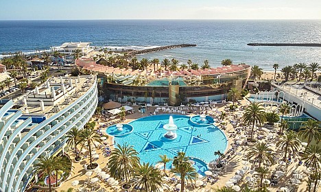 Hotel se nahaja na odlični lokaciji v središču Playe de Las Americas. Opremljen je v barvah mediterana in se ponaša z velikim bazenom.