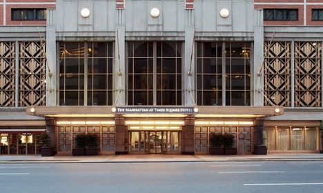 Hotel se nahaja v središču mesta, med Central parkom in Times Squarom. V bližini se nahajajo tudi 5. avenija s prestižnimi trgovinami, Rockefeller center in Broadway.