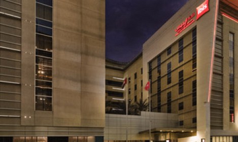 Hotel se nahaja v središču mesta Dubaj, v bližini enega največjih nakupovalnih središč na svetu.
