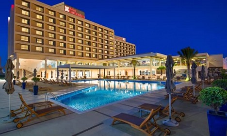 Sprostite se v priljubljenem letovišču z lepo pokrajino, belimi peščenimi plažami in azurno modrim morjem.