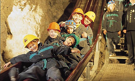 Obiskali bomo nekdanji rudnik svinca in cinka ter se podali po knapovski drsalnici, ki je dolga kar 60 m, ogledali pa se bomo tudi Minidundus z vsemi najznamenitejšimi svetovnimi stavbami v pomanjšani velikosti.